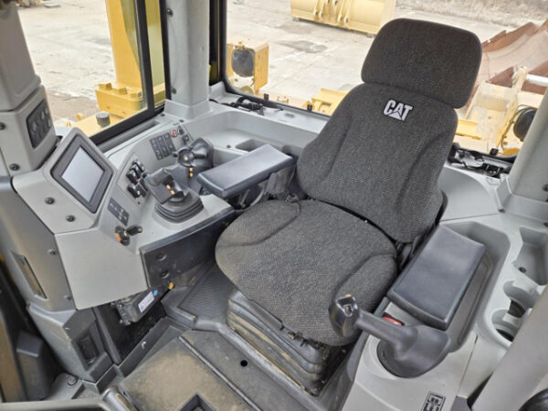 Caterpillar D8T Dozer - Image 8