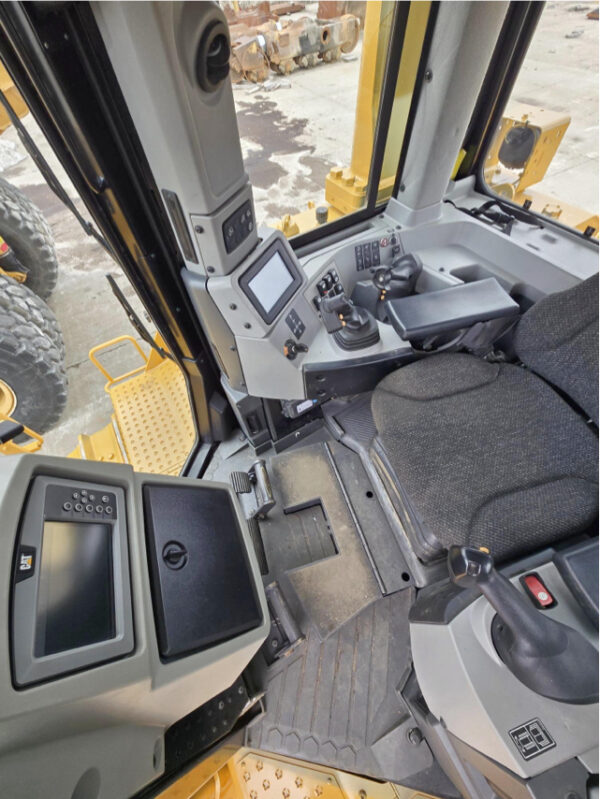 Caterpillar D8T Dozer - Image 10