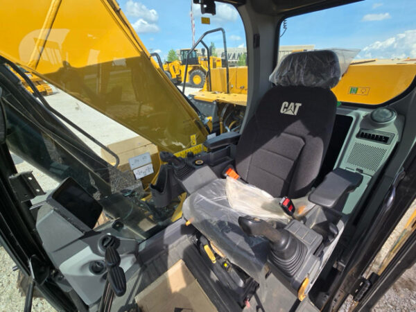 Caterpillar 320 Excavator - Image 11