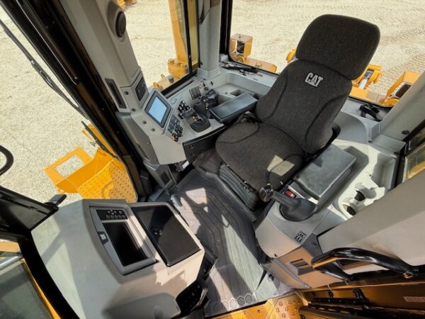 Caterpillar D8T Dozer - Image 12