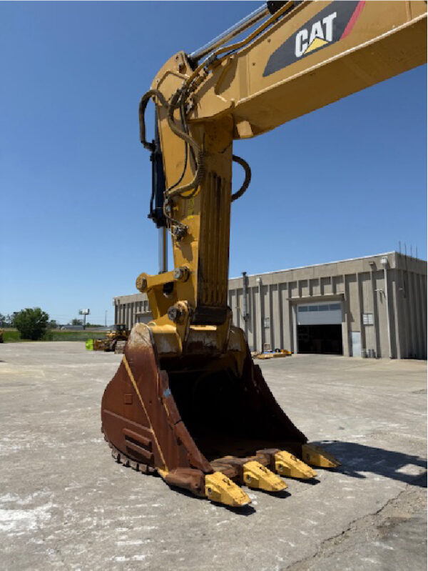 Caterpillar 390FL Excavator - Image 12